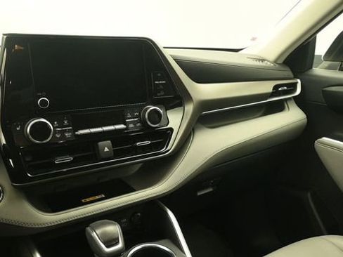 Used 2023 Toyota Highlander XLE AWD/4WD image 13