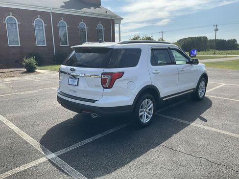 Used 2018 Ford Explorer XLT AWD/4WD image 6