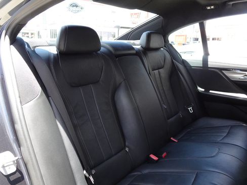 Used 2019 BMW 740i w/ M Sport Package RWD image 17