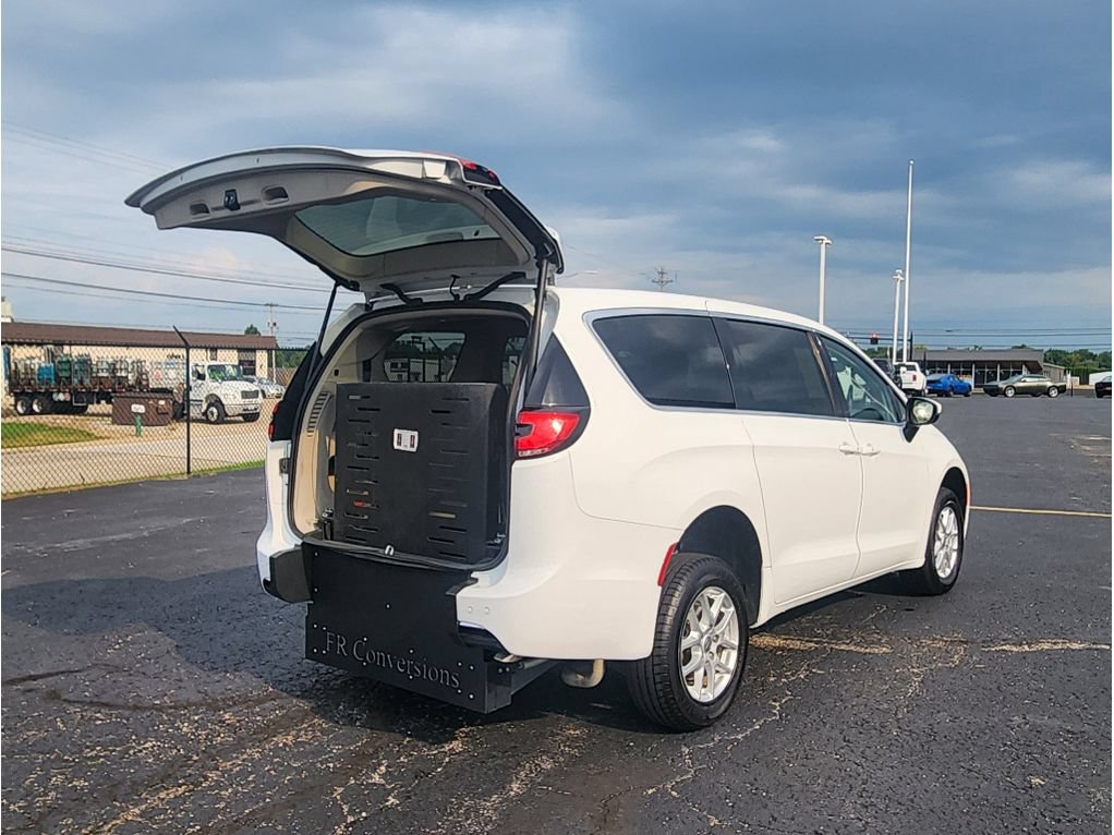 Used 2023 Chrysler Pacifica Touring-L FWD image 17