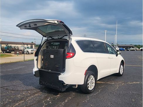 Used 2023 Chrysler Pacifica Touring-L FWD image 17
