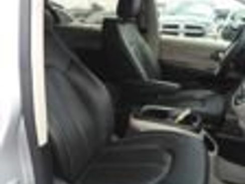 Used 2024 Chrysler Pacifica Touring-L FWD image 19