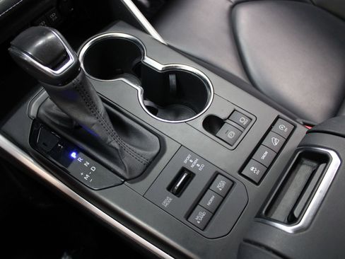 Used 2021 Toyota Highlander XLE image 39