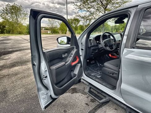 Used 2025 Nissan Frontier PRO-4X AWD/4WD image 11