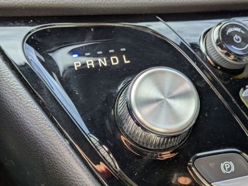 Used 2025 Chrysler Pacifica Select image 22