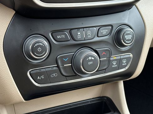 Used 2019 Jeep Cherokee Latitude w/ Popular Appearance Group image 20