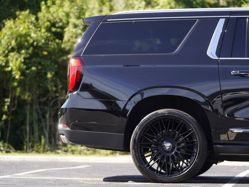 Used 2025 GMC Yukon XL Denali Ultimate AWD/4WD image 5