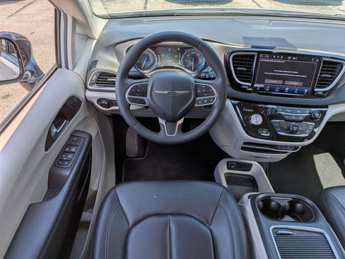 Used 2024 Chrysler Pacifica Touring-L FWD image 18