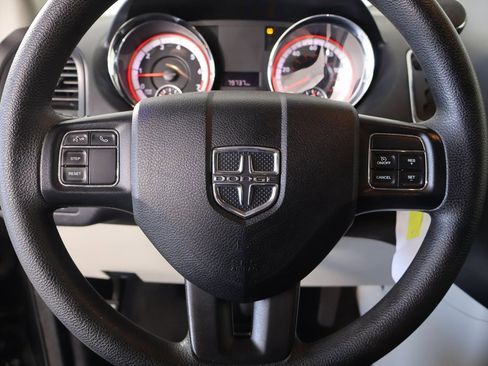 Used 2019 Dodge Grand Caravan SE w/ UConnect Hands-Free Group image 3