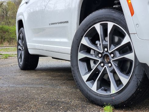 New 2025 Jeep Grand Cherokee L Overland w/ Luxury Tech Group IV image 17