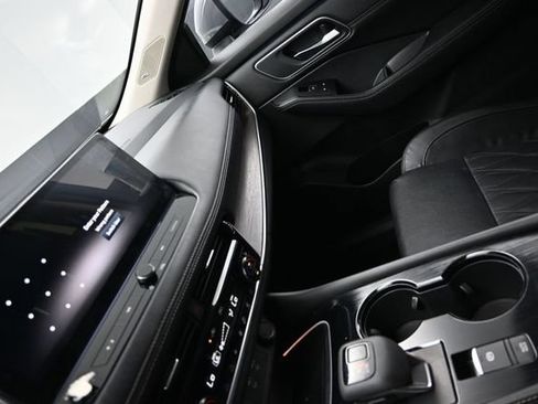 Used 2024 Nissan Rogue Platinum w/ Platinum Premium Package FWD image 17