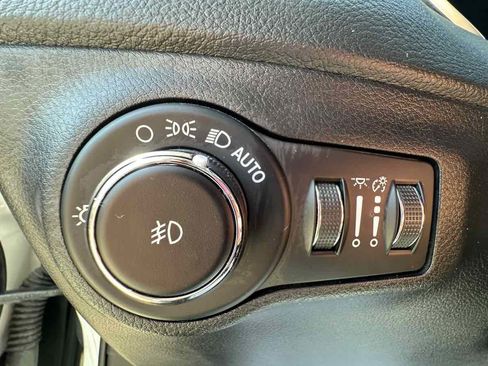 Used 2019 Jeep Compass Latitude image 12