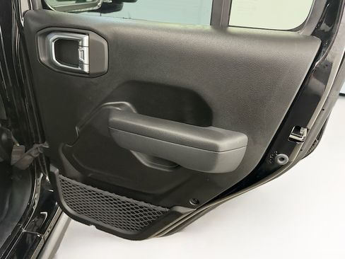 Used 2025 Jeep Wrangler Willys AWD/4WD image 30