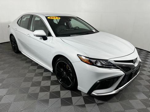 Used 2023 Toyota Camry XSE image 3
