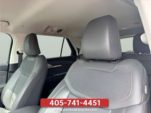 Used 2025 Ford Explorer Active w/ Active Comfort Package RWD image 29