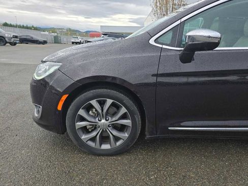 Used 2017 Chrysler Pacifica Limited w/ UConnect Theater Package image 6