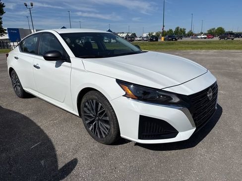 Used 2025 Nissan Altima 2.5 SV FWD image 8