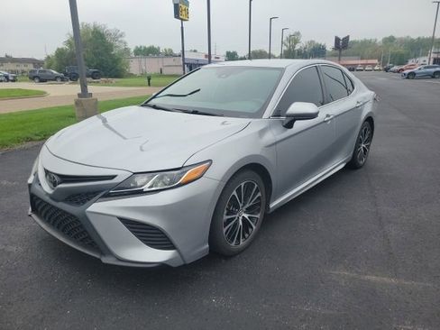 Used 2019 Toyota Camry SE image 3