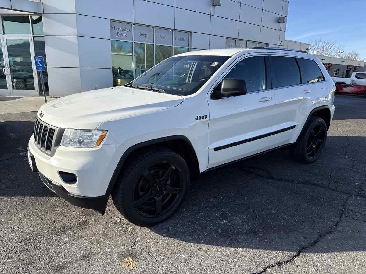 Used 2012 Jeep Grand Cherokee Laredo w/ Laredo E Group AWD/4WD image 2