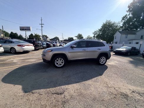 Used 2016 Jeep Cherokee Latitude AWD/4WD image 29