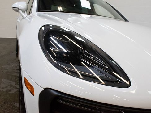 Certified 2025 Porsche Macan image 11