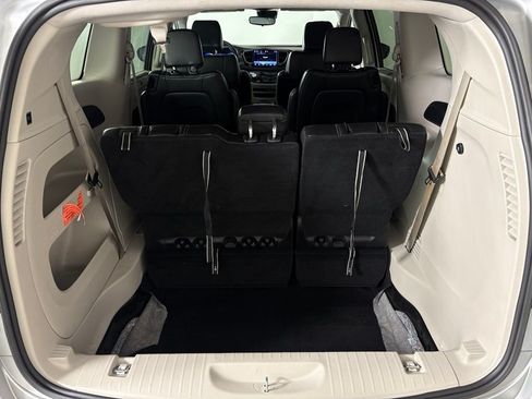 Used 2024 Chrysler Pacifica Touring-L FWD image 39
