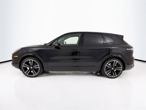 Used 2023 Porsche Cayenne Turbo image 2