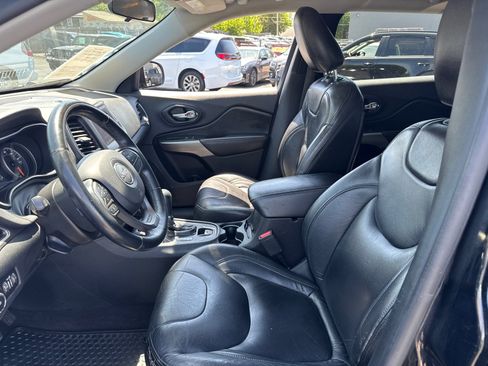 Used 2019 Jeep Cherokee Latitude Plus w/ Cold Weather Group FWD image 9