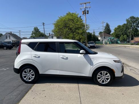 Used 2022 Kia Soul LX FWD image 3