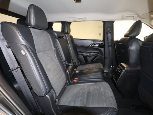 Used 2025 Mitsubishi Outlander SE AWD/4WD image 27