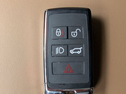 Certified 2025 Land Rover Range Rover SE AWD/4WD image 33