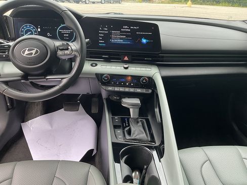Used 2025 Hyundai Elantra Limited FWD image 11