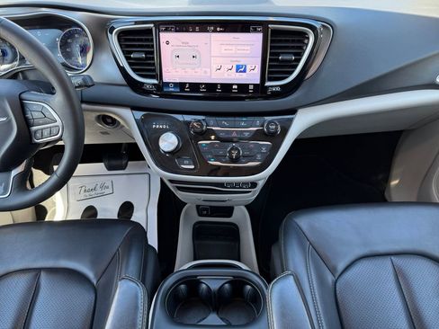 Used 2023 Chrysler Pacifica Touring-L image 16