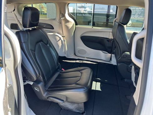 Used 2023 Chrysler Pacifica Touring-L FWD image 14