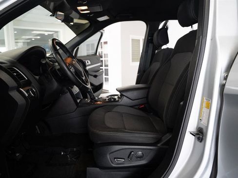 Used 2017 Ford Explorer XLT FWD image 9