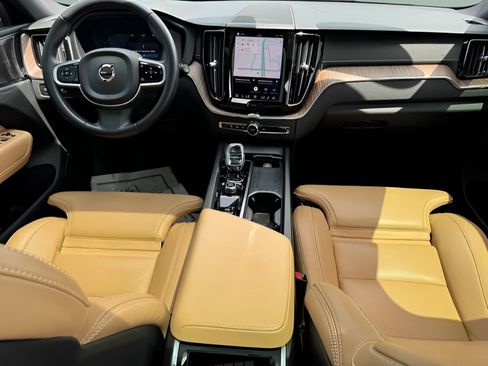 Used 2022 Volvo XC60 B5 Inscription FWD image 12