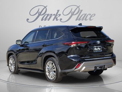 Used 2026 Toyota Highlander Platinum AWD/4WD image 3