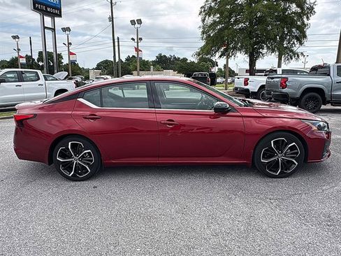 Used 2023 Nissan Altima 2.5 SR w/ SR Premium Package FWD image 4