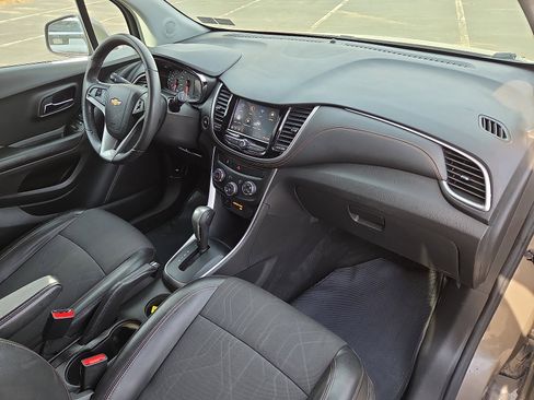 Used 2022 Chevrolet Trax LT w/ LT Convenience Package image 18