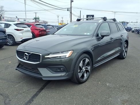 Used 2021 Volvo V60 T5 Cross Country image 8