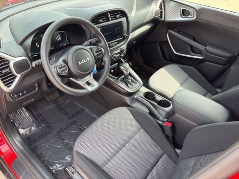 Used 2025 Kia Soul LX w/ LX Technology Package FWD image 11