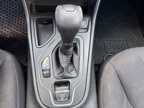 Used 2019 Jeep Cherokee Latitude w/ Cold Weather Group FWD image 21