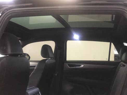 Used 2024 Volkswagen Atlas Cross Sport SE w/ Panoramic Sunroof Package FWD image 12