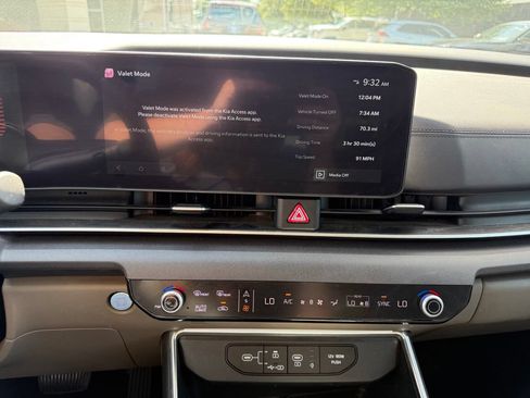 Used 2025 Kia Carnival EX FWD image 19