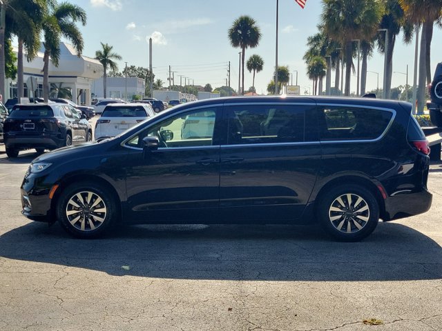 Used 2024 Chrysler Pacifica Limited FWD image 6