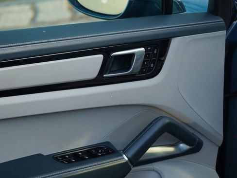 Used 2019 Porsche Cayenne Turbo image 21