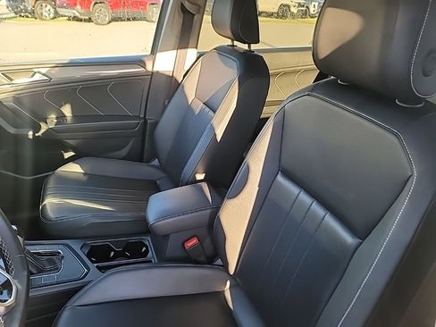 Used 2024 Volkswagen Tiguan SE image 9