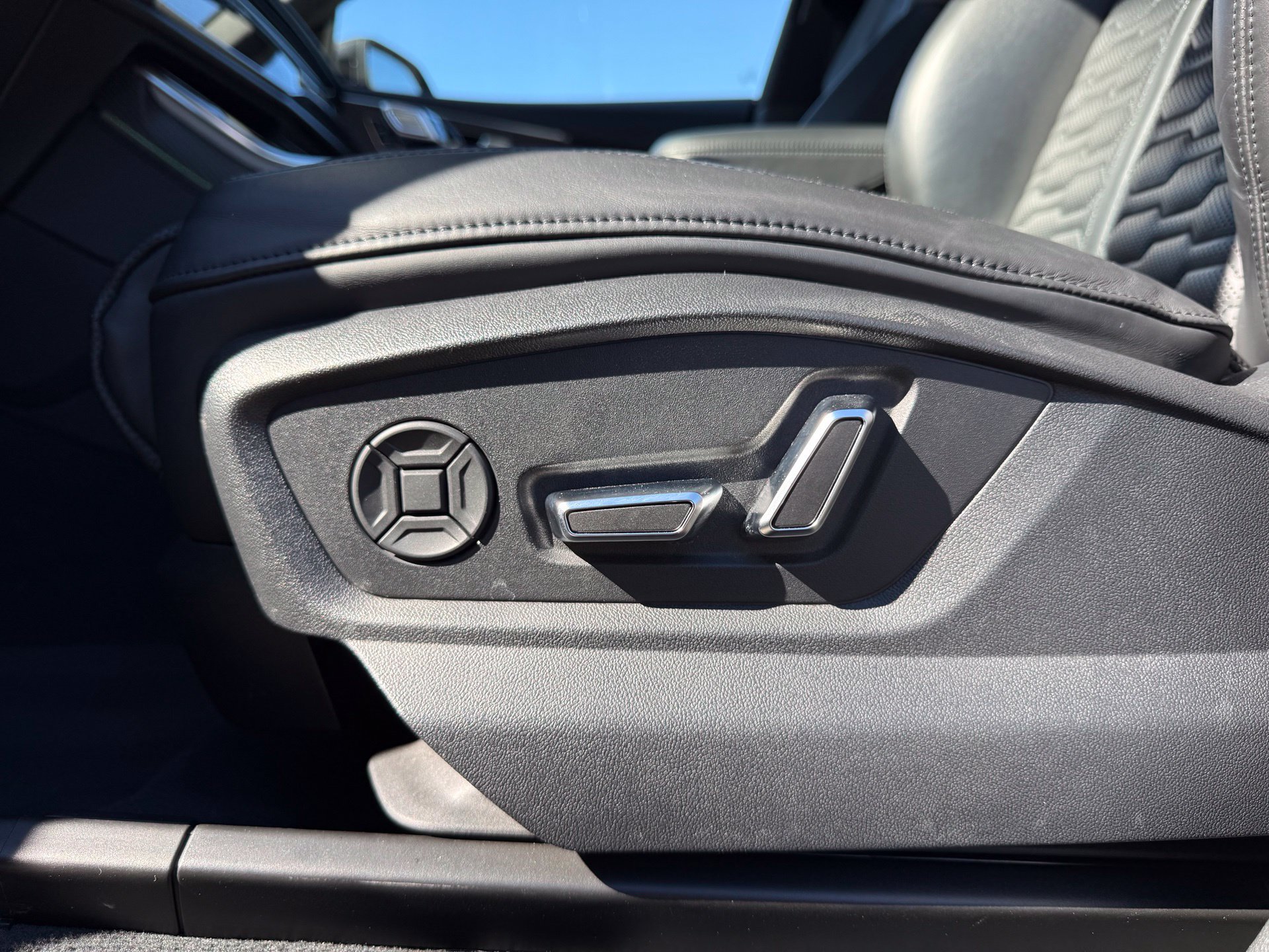 Used 2023 Audi RS Q8 AWD/4WD image 30