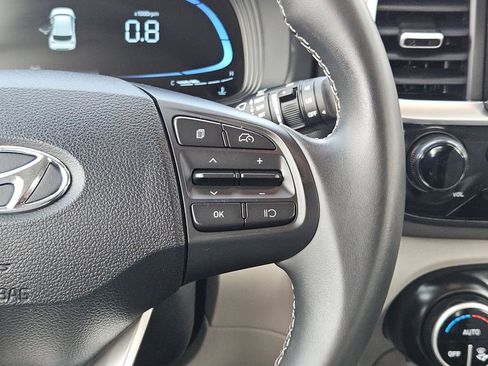 Used 2025 Hyundai Venue SEL FWD image 25