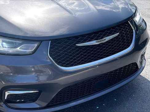 Used 2023 Chrysler Pacifica Touring-L FWD image 36